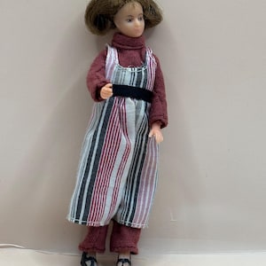 Lundby doll/mother to dollhouse.
