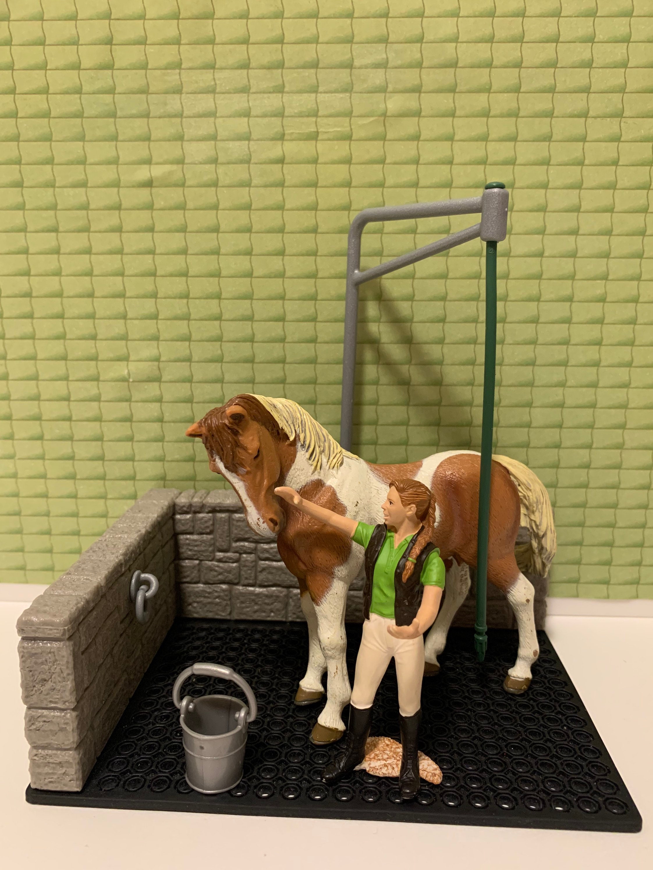 Schleich Horse wash area and groom