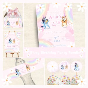 Op de afbeelding: Een Bluey-verjaardagsfeestpakket met een roze uitnodiging, een welkomstbord, een waterfleslabel en cupcake-toppers. De ontwerpen bevatten illustraties van twee stripfiguren, regenbogen en witte madeliefjes met de tekst Aria's 4th birthday.