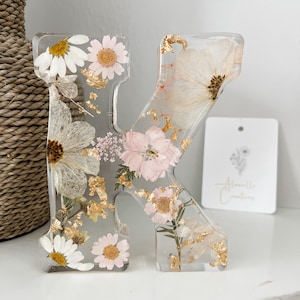 Letras de resina de flores prensadas