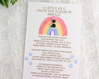 Op de afbeelding: Een regenboogkleurige kaart met een zwart katten silhouet bovenop. De kaart heeft een boodschap over het overlijden van een huisdier en luidt: "Een kleine knuffel van de regenboog brug." De tekst luidt: "Hoewel je lieve vriend de weg is overgestoken, zal zijn liefde blijven, dag na dag. In elke hoek, in elke ruimte, leeft zijn geest, een warme omhelzing. De potafdrukken die op je hart zijn achtergebleven, zullen nooit vervagen, ze zullen nooit uit elkaar gaan. Een band zoals die van hen is puur en waar, en voor altijd zullen ze deel uitmaken van jou. In de stille momenten, wanneer je je blauw voelt, weet dan dat je vriend nog steeds bij je is. Zijn liefde blijft, zoals voorheen, een vriend voor altijd, voor altijd."