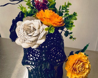 Halloween flower arrangement, gothic wedding decor, Skull flower centrepiece, halloween centepiece, dia de los muertos, skull flower decor