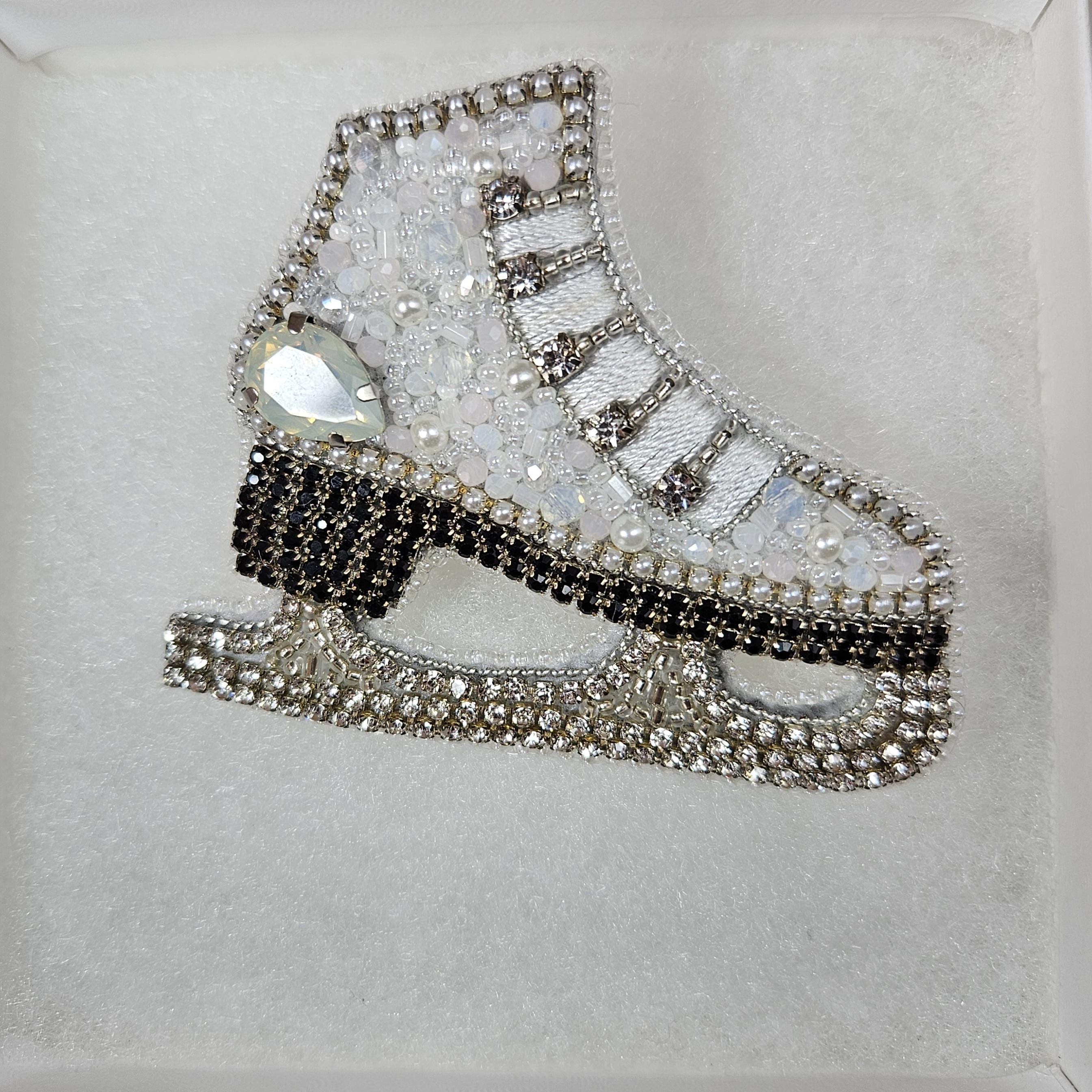 Broche Patin à Glace En Acier Et Strass - Cristal Blanc Brillant - Neuf Avec étiquettes - Idée Cadeau Sport élégant