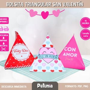 Może przedstawiać: Drukowane torebki na prezenty walentynkowe. Trzy trójkątne torebki z różnymi wzorami. Pierwsza torebka jest czerwona w białe paski i napis "Feliz Dia". Druga torebka jest niebieska z białymi sercami i napis "Feliz San Valentin". Trzecia torebka jest różowa i napis "Con Amor".