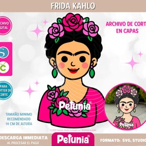Może przedstawiać: Cyfrowa ilustracja graficzna przedstawiająca Fridę Kahlo z czarnym kokiem ozdobionym różowymi różami, zielonymi kolczykami i jaskraworóżową koszulką z kwiatowymi akcentami. Projekt zawiera tekst FRIDA KAHLO, Petunia oraz minimalny rozmiar 14 cm.