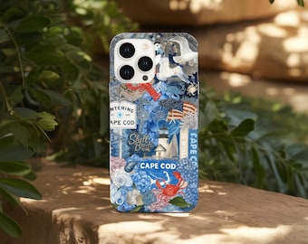 Funda para iPhone con collage de Cape Cod con iconos de playa, faro, langosta y elementos costeros. Idea de regalo náutico para viajes de verano en Nueva Inglaterra.