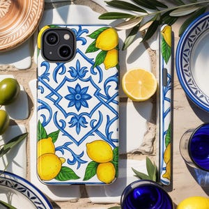 Blaue italienische Kachelzitrone iPhone Handyhülle mit mediterranem Keramikmuster und Zitrusfrüchte Kunst - Elegante Sommer Handyhülle Geschenkidee