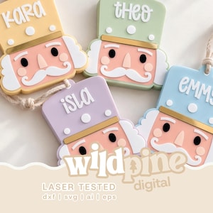 Puede incluir: Cuatro adornos de cascanueces en colores pastel amarillo, verde, morado y azul, cada uno con bigote blanco, ojos negros y un nombre impreso en el sombrero: Kara, Theo, Isla y Emmy. Cada adorno incluye un lazo de cuerda de color beige.