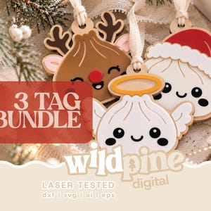 Puede incluir: Tres etiquetas colgantes de madera con personajes de albóndigas de dibujos animados. Uno es un reno, otro lleva un gorro de Papá Noel y el tercero tiene un halo y alas de ángel. El texto dice 3 TAG BUNDLE, wildpine digital, LASER TESTED, dxf | svg | ai | eps.