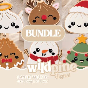 Può includere: Una collezione di sei decorazioni natalizie in legno con personaggi dei cartoni animati, tra cui un raviolo angelo, una renna, un raviolo Babbo Natale, un biscotto di pan di zenzero, un pupazzo di neve e un albero di Natale, con il testo BUNDLE wildpine digital.