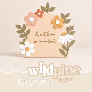 Può includere: Un cartello in legno chiaro a forma di arco con la scritta hello world in carattere corsivo. Il cartello è decorato con ritagli floreali a strati nei toni del rosa, arancione, bianco e verde oliva, tra cui varie forme di fiori e steli.