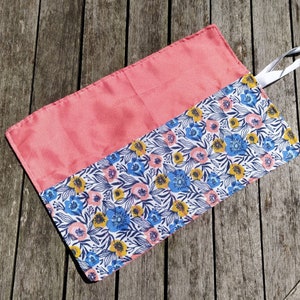Trousse enroulable en coton rose à fleurs – 7 compartiments pour crayons, pinceaux, maquillage, rangement pratique, idée cadeau, fait-main