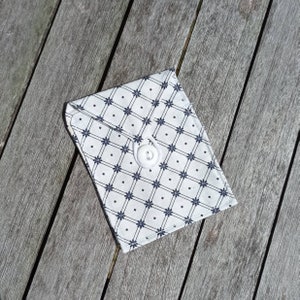 Petite pochette bleue et blanche quadrillée à fleurs, rangement pour tampons ou serviettes hygiéniques, fait main en coton upcyclé