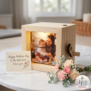 Puede incluir: Una taza de cerámica blanca con un asa negra y el texto "But First, Coffee" en negro, en negrita. La taza está sobre una superficie de madera.