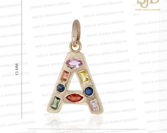 以下が含まれることがあります： カラフルな宝石で飾られた、Aの字の形をした金のペンダントチャーム。ペンダントは13mmです。