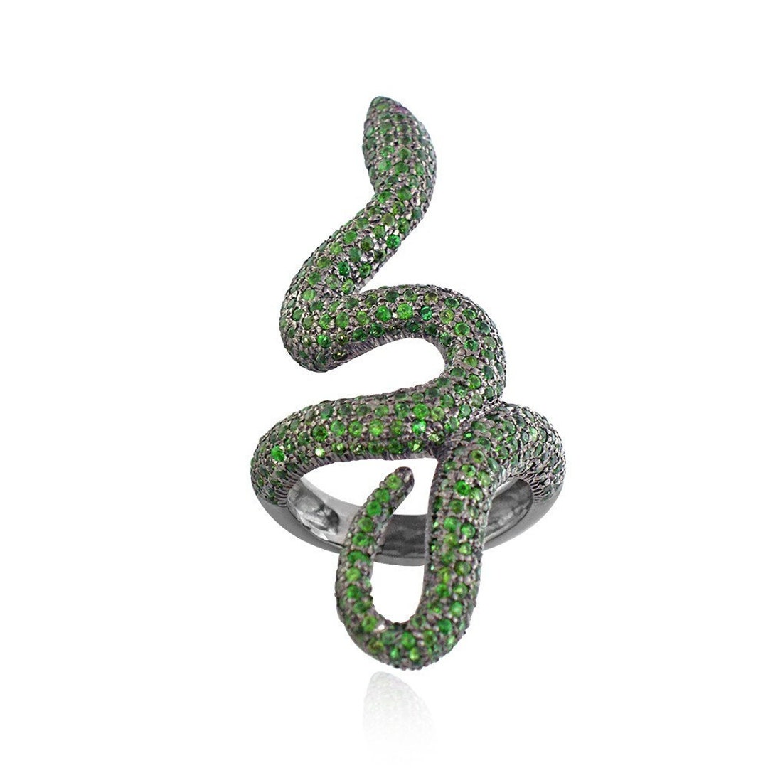 Anello a forma di serpente in diopside cromato: occhi di rubino