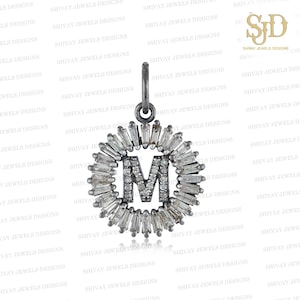 Pingente com inicial M e diamante baguette, pingente com inicial em prata esterlina 925, pingente com alfabeto e diamantes pavê, pingente para presente, joia com inicial personalizada