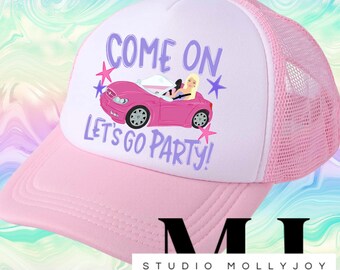 Puede incluir: Una gorra tipo trucker de color rosa claro con un panel frontal blanco que muestra a un personaje rubio en un coche descapotable rosa. El texto COME ON LET'S GO PARTY! aparece en letras moradas, junto a estrellas rosas y moradas.