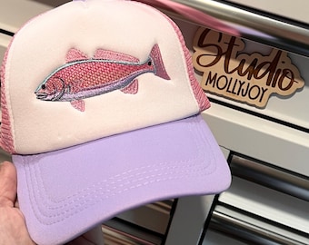Gorra de camionero con tambor rojo bordado