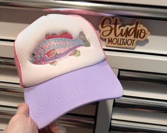 Gorra de camionero bordada con lubina de boca grande