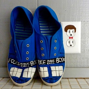 Doctor Who - Dr Who Geschenke - Dr Who Charms - Aufkleber - Valentinsgeschenk für ihn- Tardis - Wandkunst - Steckdose