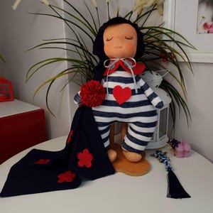 Handgemaakte Waldorf-slaappop: gestreept stoffen newborn speelgoed