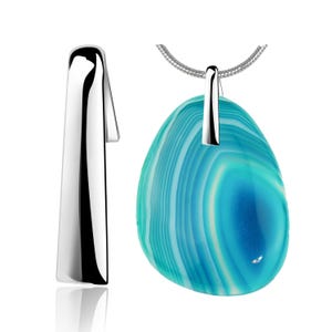 Könnte beinhalten: Eine silberne Halskette mit einem Anhänger aus blauem und weißem Achat. Der Stein hat ein wirbelndes Muster und ist oval geformt.