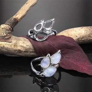 Anillo en blanco de plata de ley 925 maciza con diseño de hoja, engaste de varias piedras y base chapada en rodio para personalizar.