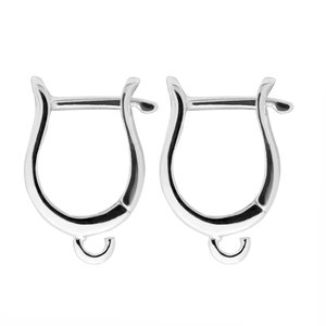 Op de afbeelding: Een paar zilverkleurige oorbelsluitingen met een U-vormig ontwerp en een kleine lus aan de onderkant.