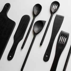 Ensemble d'ustensiles de cuisine en bois de qualité, brûlé, protégé avec de l'huile de lin pure. Accessoires de cuisine de style yakisugi. Pinces 7 pcs. + board