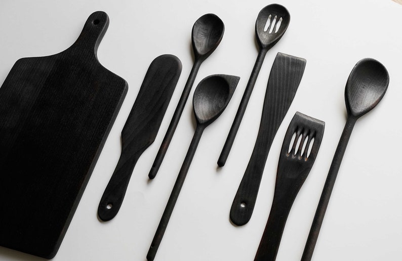 Ensemble d'ustensiles de cuisine en bois de qualité, brûlé, protégé avec de l'huile de lin pure. Accessoires de cuisine de style yakisugi. Pinces 7 pcs. + board