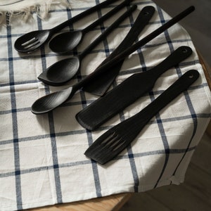 Ensemble d'ustensiles de cuisine en bois de qualité, brûlé, protégé avec de l'huile de lin pure. Accessoires de cuisine de style yakisugi. Pinces 7 pcs. set