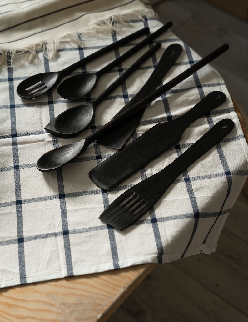 Ensemble d'ustensiles de cuisine en bois de qualité, brûlé, protégé avec de l'huile de lin pure. Accessoires de cuisine de style yakisugi. Pinces 7 pcs. set