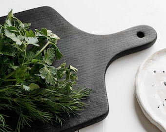 Tabla de cortar de madera carbonizada. Yakisugi madera quemada. Tablas de servir. Tabla de cortar con asa. Diseño minimalista. Cocina con estilo. Madera negra