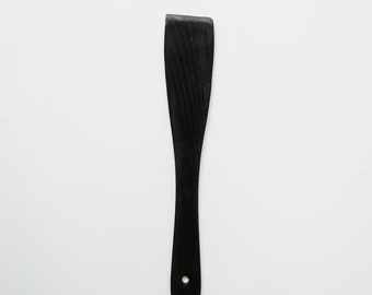 Utensili da cucina in legno naturale di qualità, bruciato, protetto con puro olio di lino. Accessori da cucina in stile Yakisugi. Pinza