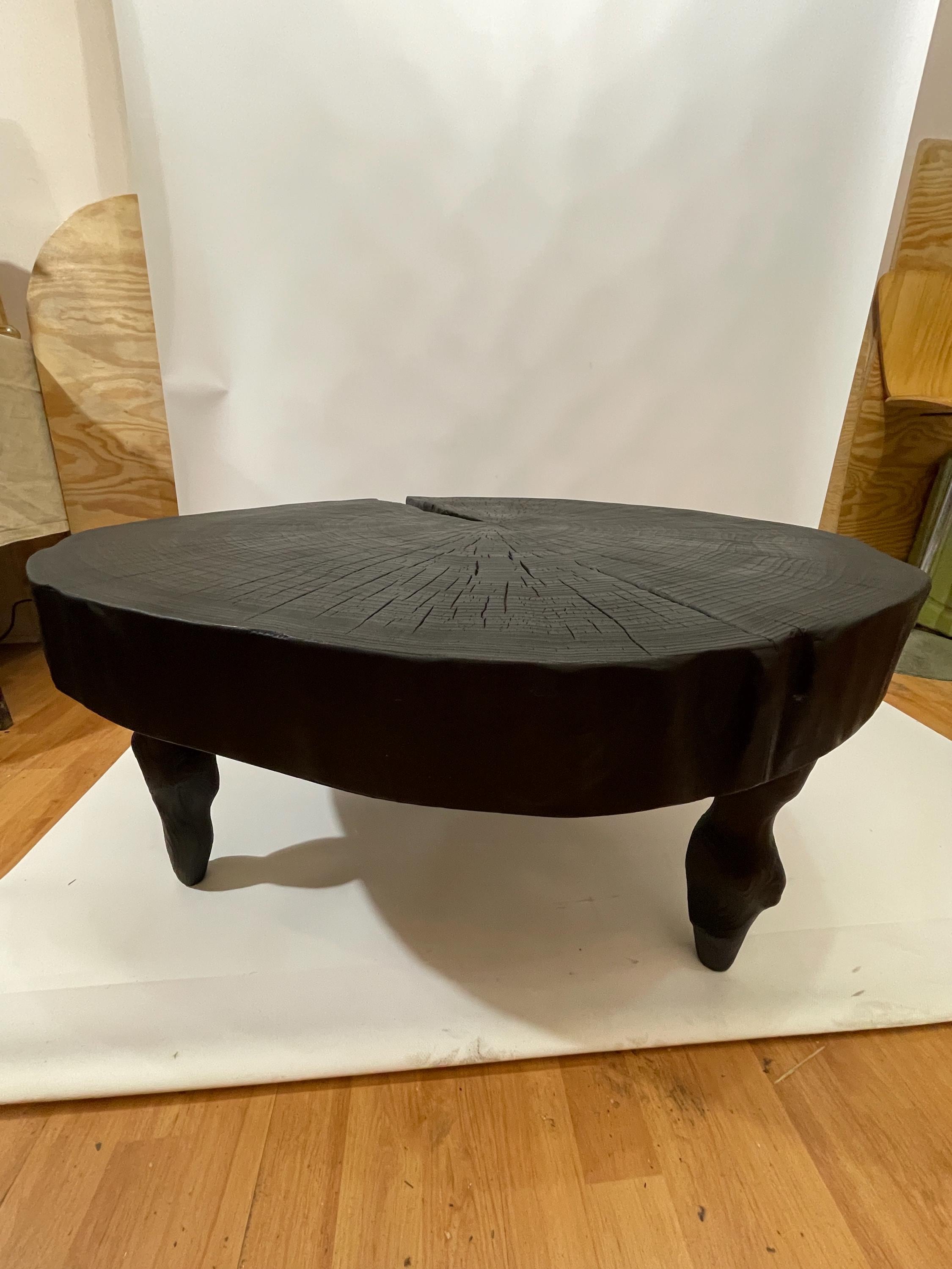 焼杉の黒の木製コーヒーテーブル。ナチュラルなコンセプトの家具。焦げ