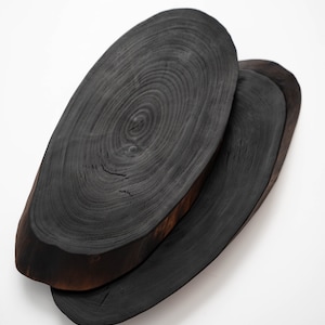 Verkohltes Servierbrett. Yakisugi gebranntes Holz. Live Kante Servierbretter aus Birkenholz. Minimalistisches Design. Stilvolle Küche. Schwarze Holz Scheibe.