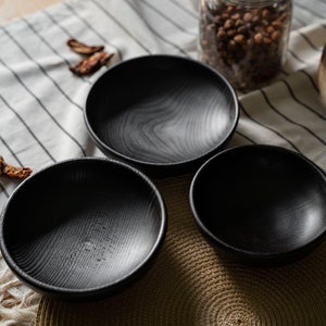 Yakisugi Schalen. Set verkohlte Holzschalen. Yakisugi gebranntes Holz. Holz Dekor. Holzwandkunst. Minimalistisch. Holzschalen-Set - handgedrechselt.