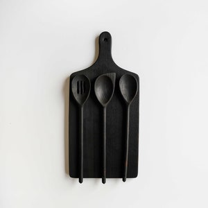 Ensemble d'ustensiles de cuisine en bois de qualité, brûlé, protégé avec de l'huile de lin pure. Accessoires de cuisine de style yakisugi. Pinces 3 pcs. + board