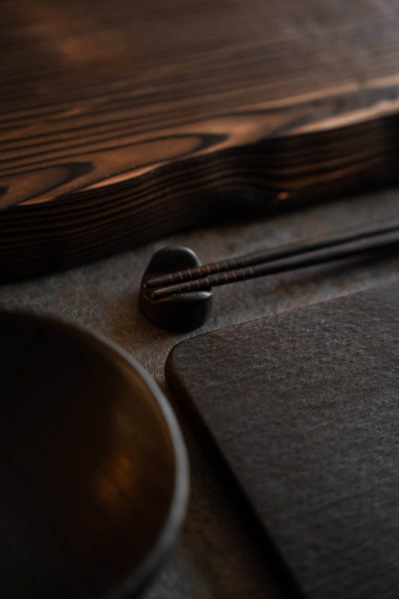 Large Yakisugi sushi set for 2/4. Charred black wood, big sushi set with chopsticks. Minimalist design. Natural & stylish kitchen. Wabi sabi afbeelding 8