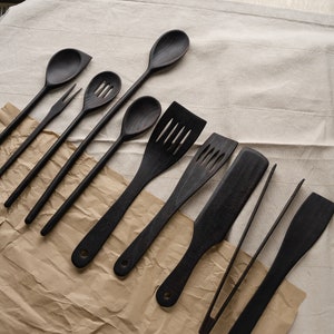 Ensemble d'ustensiles de cuisine en bois de qualité, brûlé, protégé avec de l'huile de lin pure. Accessoires de cuisine de style yakisugi. Pinces 10 pcs. set