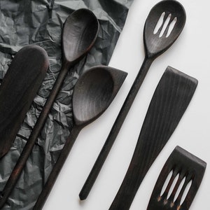 Ensemble d'ustensiles de cuisine en bois de qualité, brûlé, protégé avec de l'huile de lin pure. Accessoires de cuisine de style yakisugi. Pinces 6 pcs. set