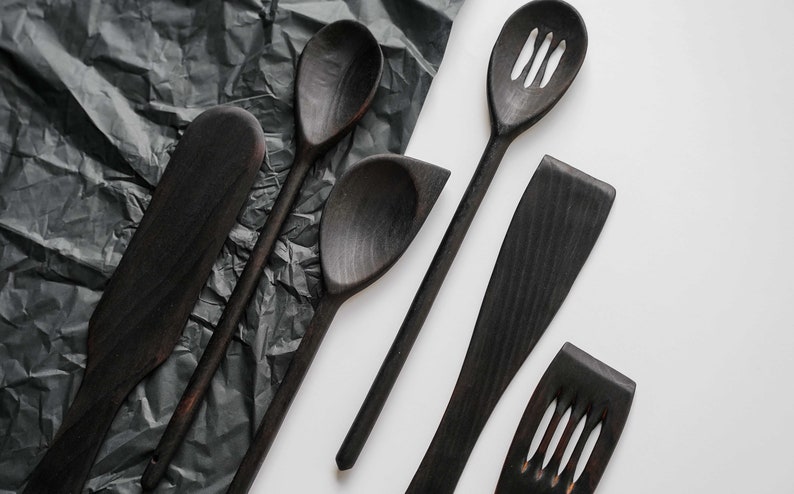 Ensemble d'ustensiles de cuisine en bois de qualité, brûlé, protégé avec de l'huile de lin pure. Accessoires de cuisine de style yakisugi. Pinces 6 pcs. set