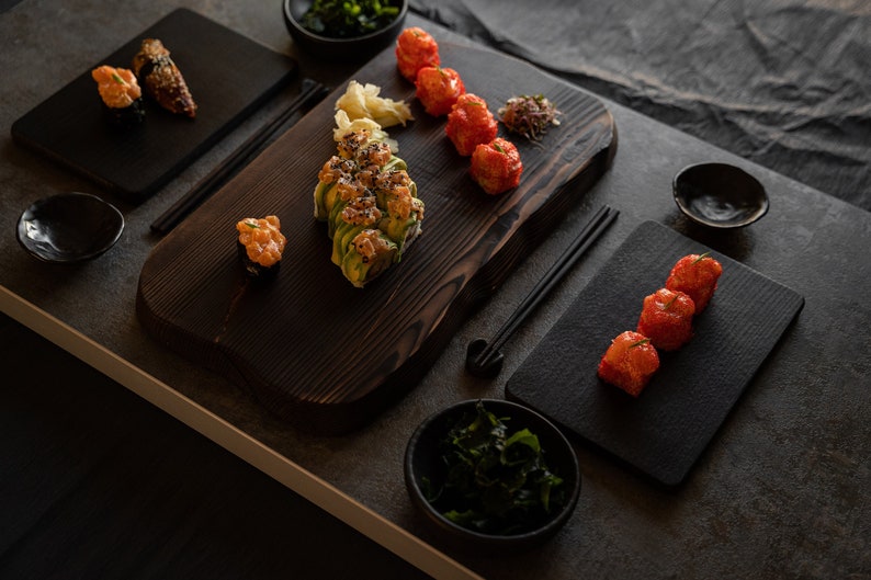 Large Yakisugi sushi set for 2/4. Charred black wood, big sushi set with chopsticks. Minimalist design. Natural & stylish kitchen. Wabi sabi afbeelding 1