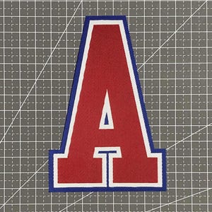 Peut inclure: Écusson en forme de lettre "A" rouge, bordé de blanc et souligné de bleu. Le patch est fait d'un tissu texturé et est probablement conçu pour être cousu ou repassé sur des vêtements ou des accessoires. La lettre a un style classique et universitaire.