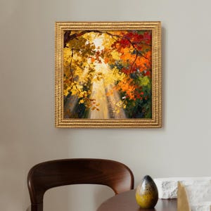 Könnte beinhalten: Gerahmtes Ölgemälde, das eine lebendige Herbstszene darstellt. Das Kunstwerk hat einen goldenen Rahmen und zeigt ein Blätterdach aus bunten Blättern in Gelb-, Orange- und Rottönen, wobei Sonnenlicht durch die Äste scheint.