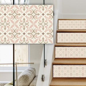 Peut inclure: Escalier en bois avec contremarches décoratives en carrelage. Les carreaux présentent un motif floral répétitif dans les tons beige, rose et gris. Le design ajoute une touche d'élégance à l'escalier en bois.