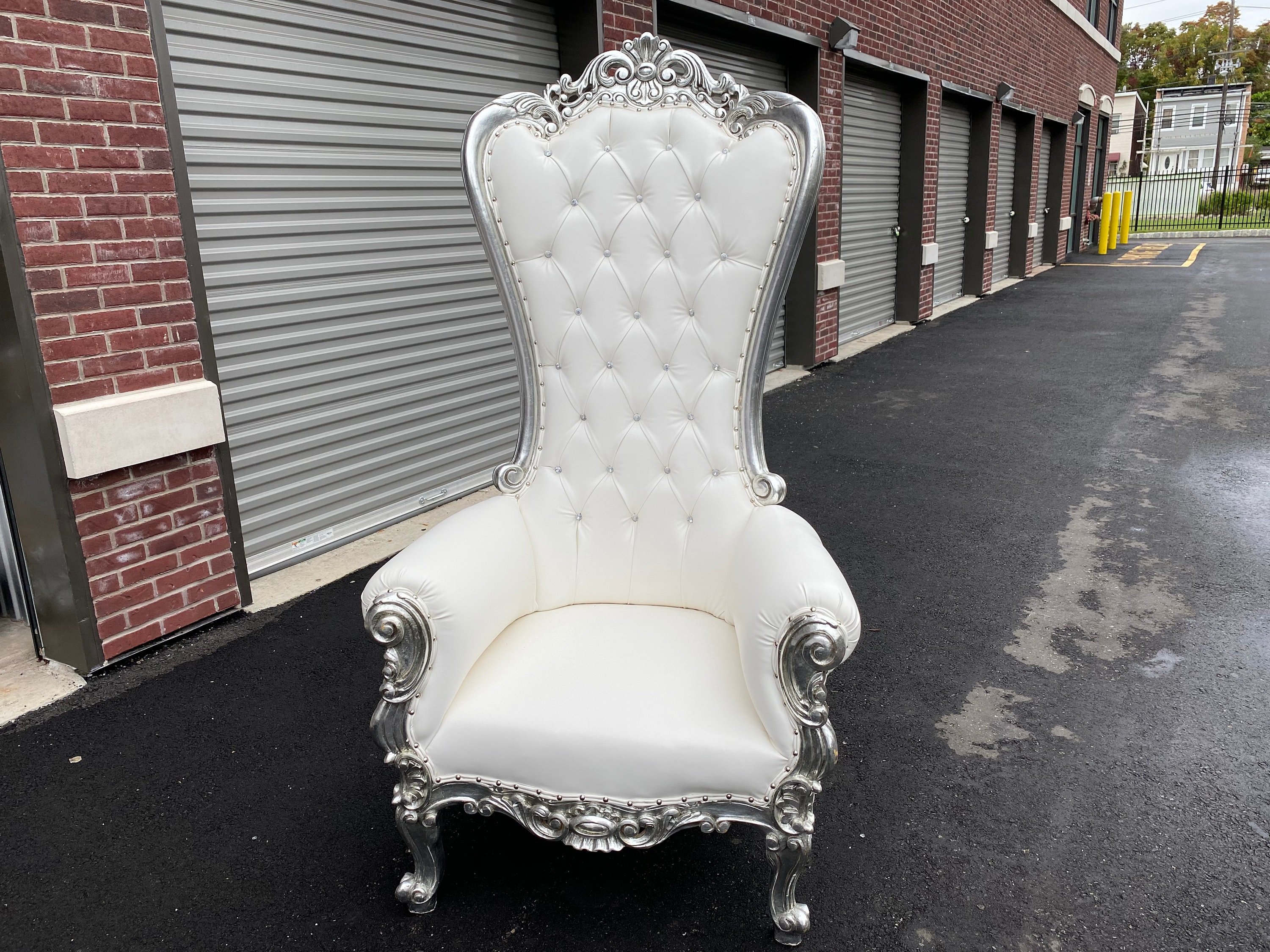 Throne Chairs For Sale, Available at Wholesale Rates