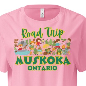 Personnalisez-le ! Road trip Muskoka (Ontario) - Collage d'activités amusantes avec des dessins animés - Haut court de qualité pour femmes - Week-end entre filles - Idées cadeaux personnalisées