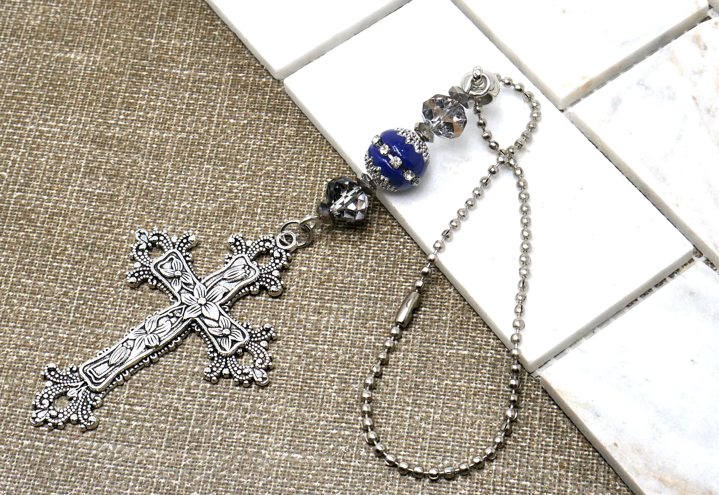 Décoration De Voiture Croix De Jésus En Verre Coloré - À Suspendre Au Rétroviseur, Longueur 35 Cm, Couleurs Rouge Ou Bleu